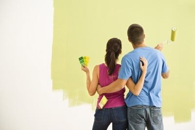 pareja pintando pared
